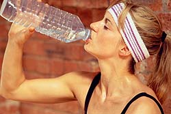 Спортсменка пьет воду