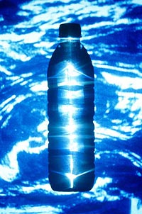 Бутылка и вода